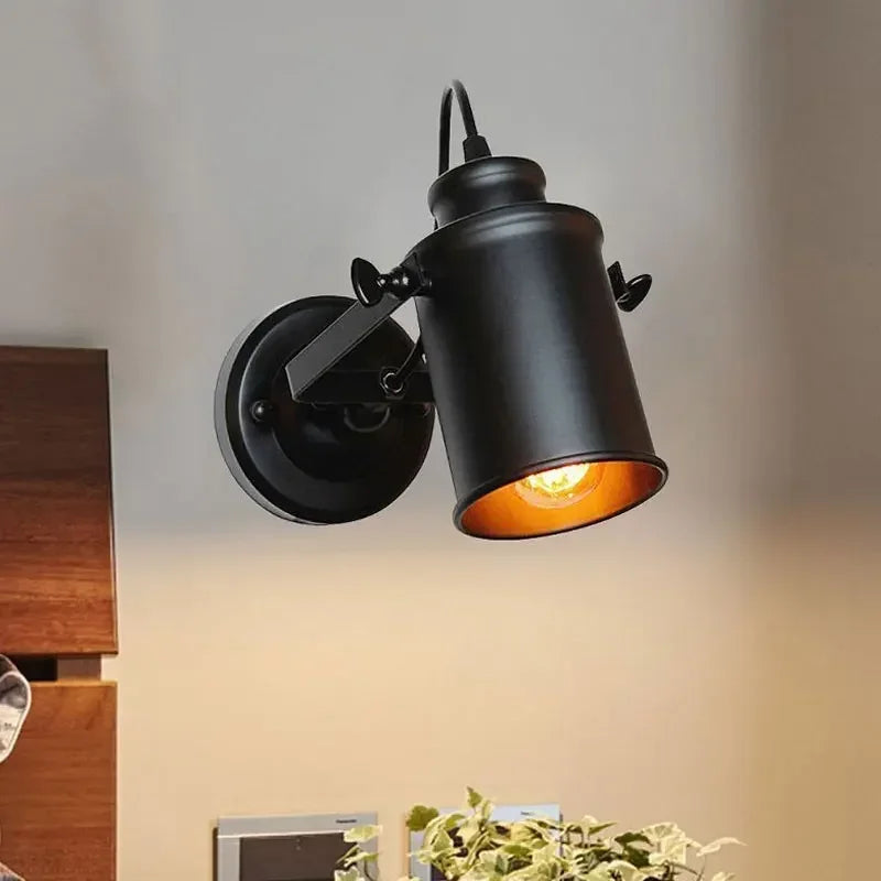 Applique murale LED rétro noire installée dans un couloir