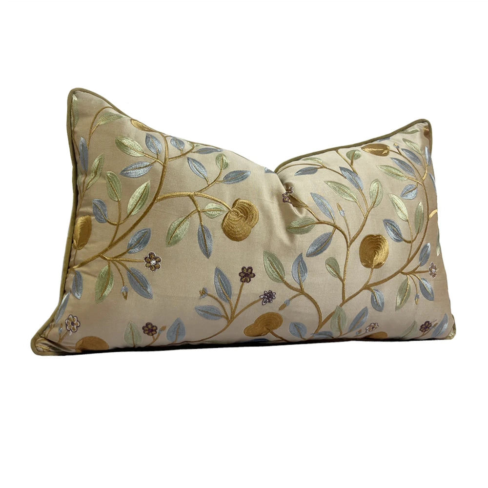 coussin décoratif rectangulaire brodé motif floral feuilles couleur beige clair maison siège voiture