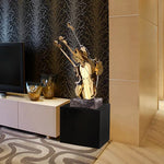 sculpture moderne abstraite violon dorée métal brillant décoration intérieure luxe chambre salon marbre noir