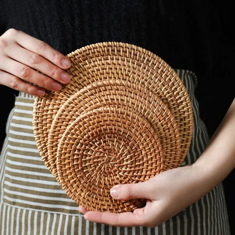 tapis rotin naturel assiettes sous verres rustique moderne respectueux environnement