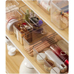 Boîte de rangement acrylique utilisée comme organisateur de maquillage
