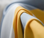 Étoffe élégante en nuances de jaune et bleu, parfaite pour la décoration d'intérieur moderne. Créez une ambiance lumineuse et accueillante avec ces teintes intemporelles. Transformez vos espaces avec cette touche de couleur raffinée.
