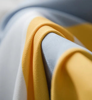 Étoffe élégante en nuances de jaune et bleu, parfaite pour la décoration d'intérieur moderne. Créez une ambiance lumineuse et accueillante avec ces teintes intemporelles. Transformez vos espaces avec cette touche de couleur raffinée.