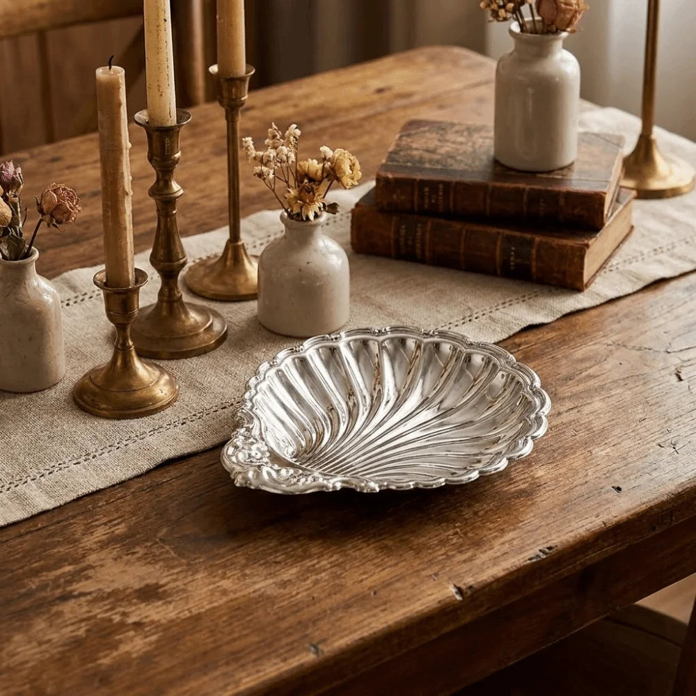assiette coquillage argenté détails relief plateau gaufré vintage décoration intérieure élégante motifs floraux rustique