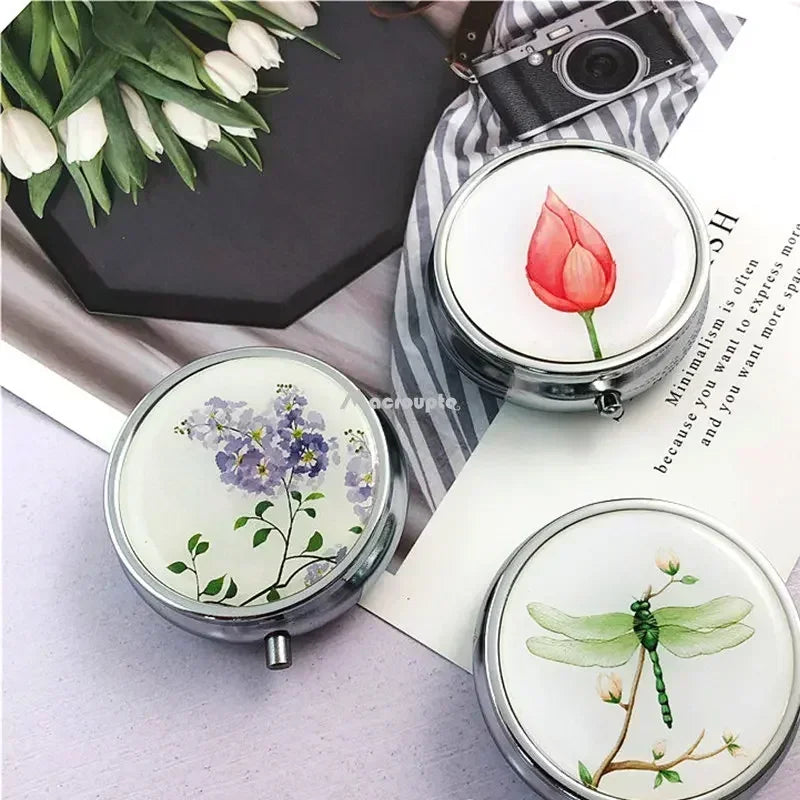 boîte pilules argentée fleurs bleues compartiments classiques vintage button closure organiser médicaments compartments pilules