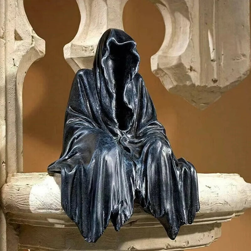 statue gothique personnage cape sombre décoration intérieure macabre noir gris foncé plissée froissée erotique