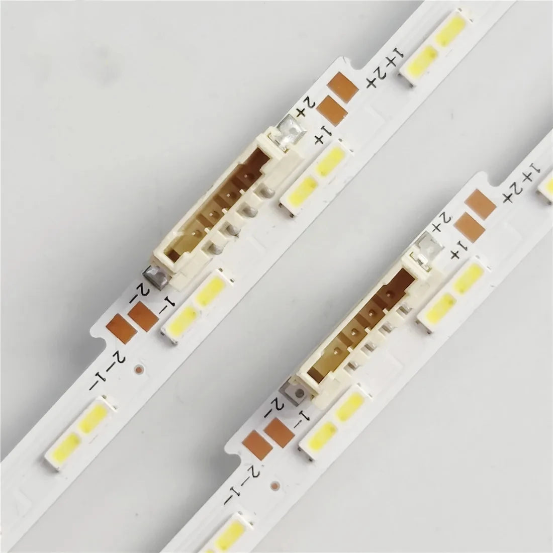 ruban led blanc lumieres jaunes moderne connecteurs electriques quincaillerie piece machine