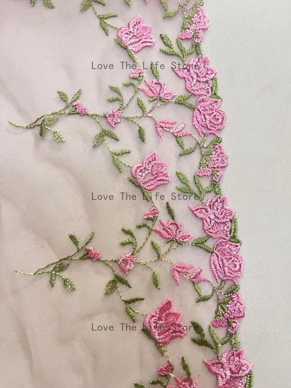 ruban decoratif brode fleurs roses feuilles vertes polyestere nylon largeur 24cm roseclair verte pale