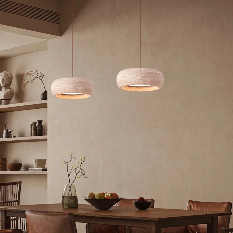 Lampe suspendue moderne minimaliste pierre marbrée beige brun clair texture naturelle opaques chambre restaurant