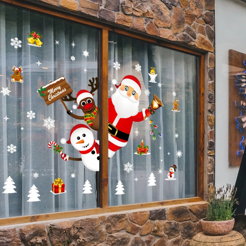 Décoration festive avec autocollants de Noël sur une vitre
