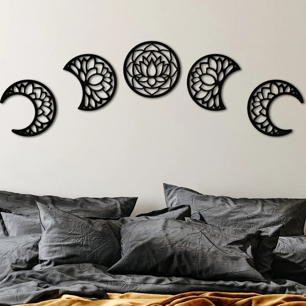 décoration murale bois lune motifs floraux noir marron clair bohème spirituel chambre salon