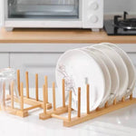 support vaisselle bois naturel moderne assiettes verres organisation cuisine minimaliste