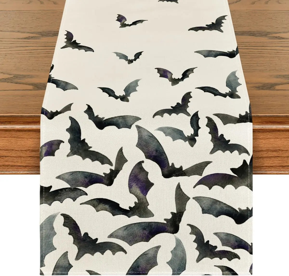 Ce chemin de table motif de chauves-souris noires et grises sur fond blanc créé une ambiance festive et mystérieuse, parfaite pour une soirée d'Halloween.