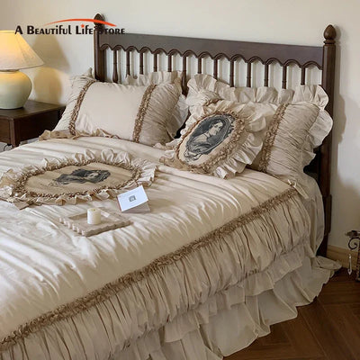 Parure de lit vintage en dentelle française blanche sur un lit queen