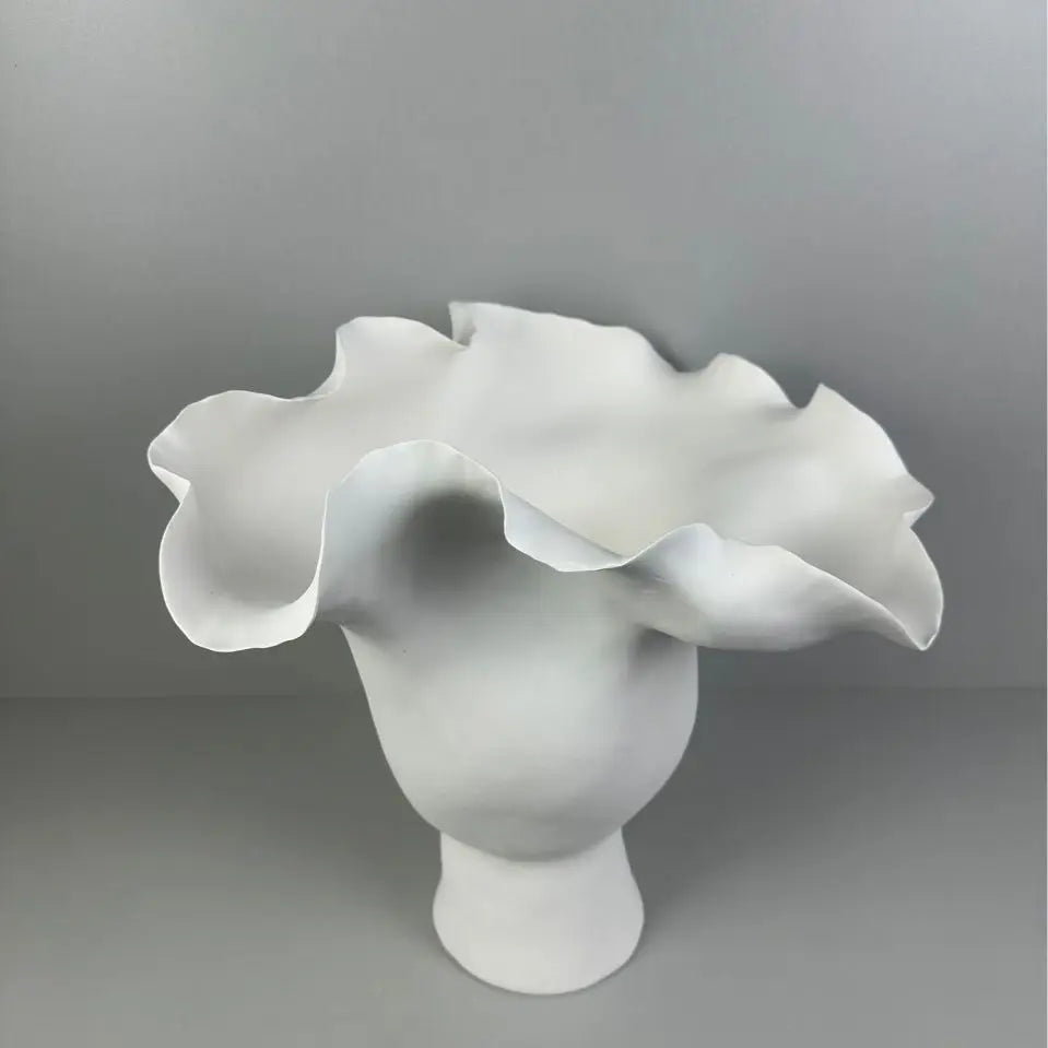 vase moderne blanc céramique lisse bord ondulé arrangement fleuri intérieur sculpturalDecoration interieur céramique blanc
