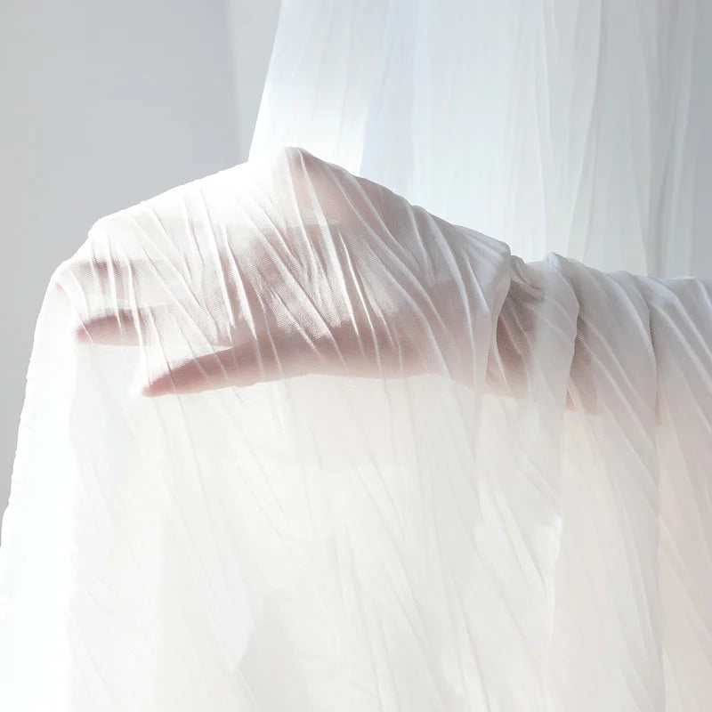Rideau blanc installé sur une fenêtre plate avec lumière naturelle