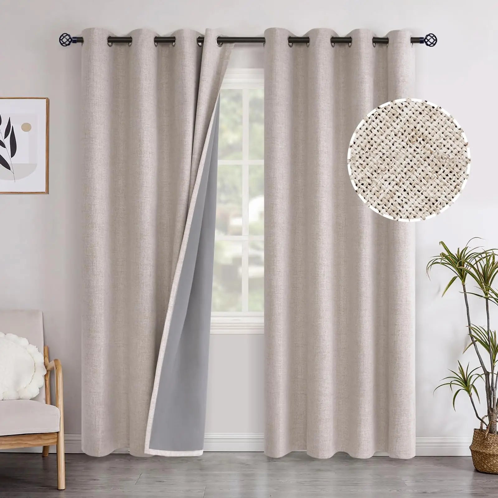 Rideaux occultants beiges modernes installés sur une tringle à œillets dans un salon lumineux, avec aperçu détaillé de la texture du tissu.