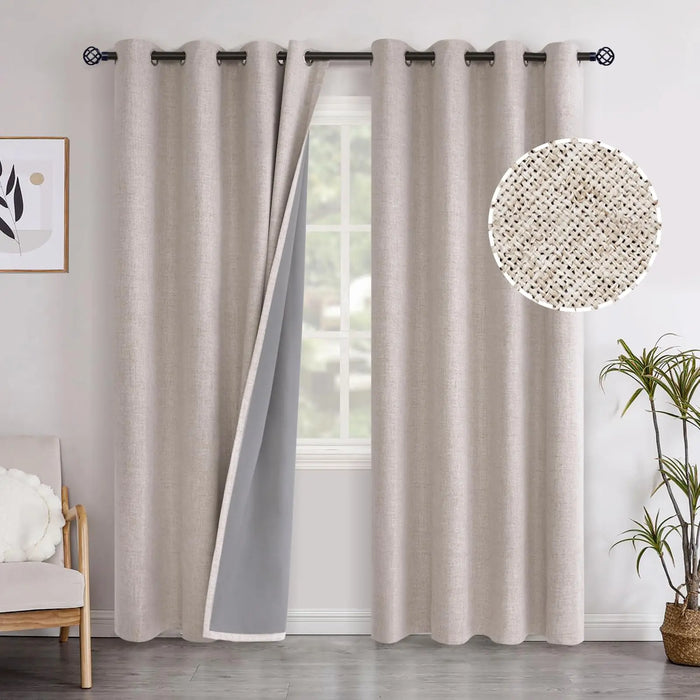 Rideaux occultants beiges modernes installés sur une tringle à œillets dans un salon lumineux, avec aperçu détaillé de la texture du tissu.