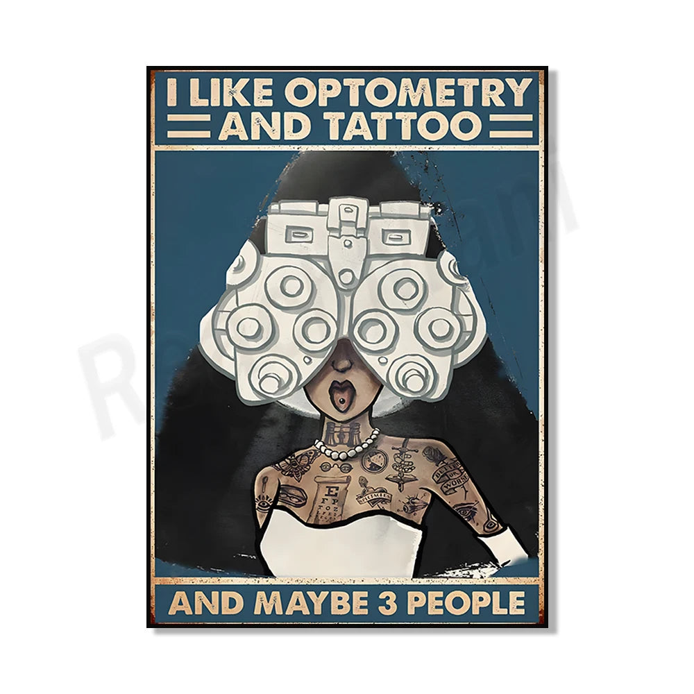 Le portrait d'une personne avec des lunettes optométriques et des tatouages montre une personnalité artistique et originale qui aime l'optométrie et les tatouages.