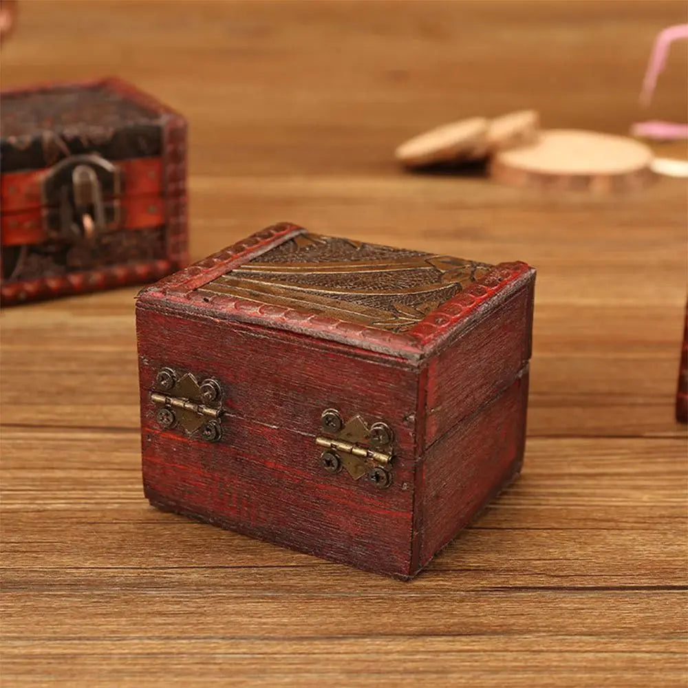 boîte bijoux rouge foncé vintage texture bois détails dorés colliers bracelets organisation artisanal