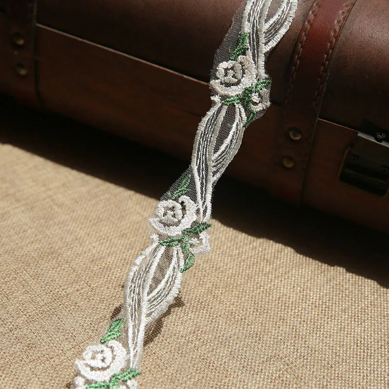 ruban dentelle fleurs roses feuilles vertes classique romantique blanc rose clair vert pastel