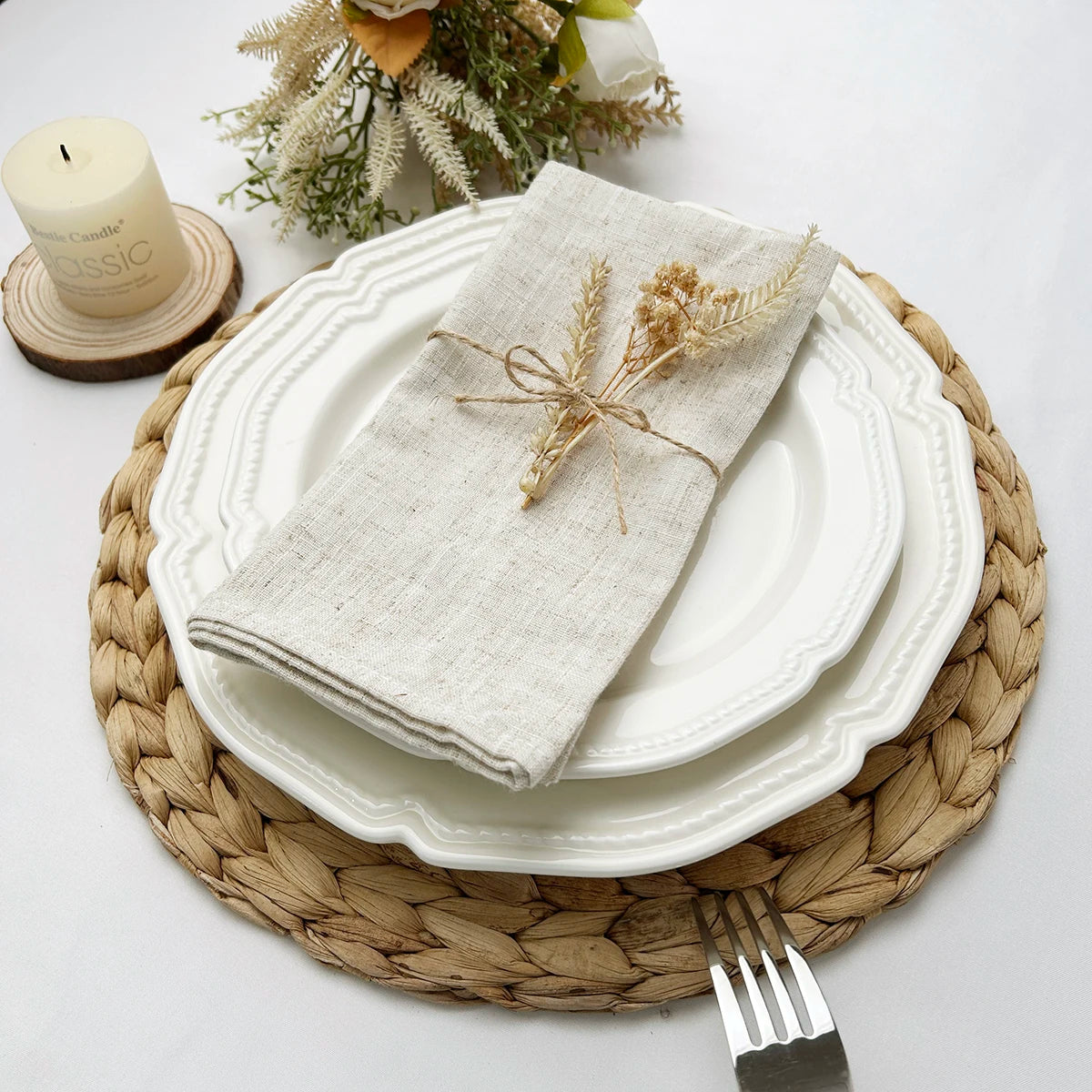 serviettes tissu texturé beige crème assiettes décorations table fêtes mariageextérieur