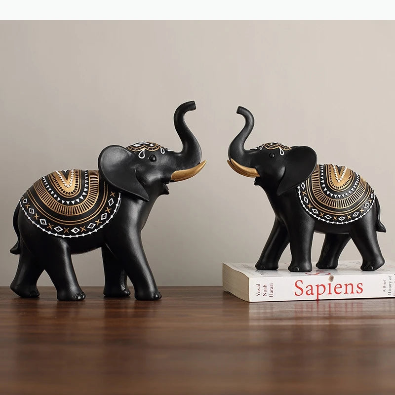 décoration moderne deux éléphants figurines noir blanc motifs tribaux surfaces brillantes