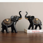 décoration moderne deux éléphants figurines noir blanc motifs tribaux surfaces brillantes