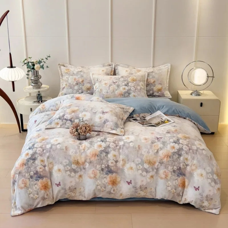 Élégante chambre à coucher avec un lit douillet recouvert d'une parure de lit florale, des coussins assortis et une lampe de chevet.