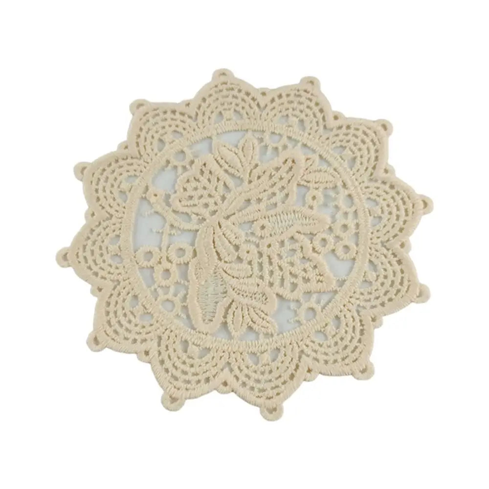 serviettes table vintage brodées fleurs dentelées beige rose clair blanc romantique