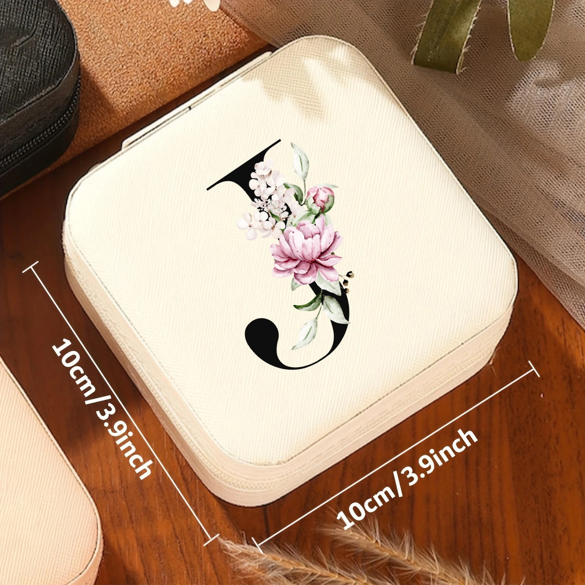 boîte bijoux voyage beige fermeture éclair compartiments rangement bijoux motif floral lettres noires