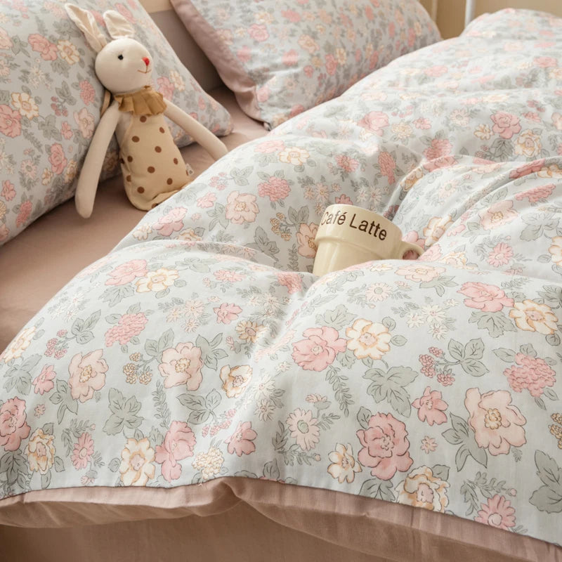Housse de couette 220x240 dépliée montrant le motif fleurs multicolore