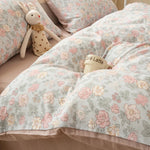 Housse de couette 220x240 dépliée montrant le motif fleurs multicolore