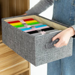 Boîte de rangement pliable en tissu imitation lin bleu marine sur une étagère