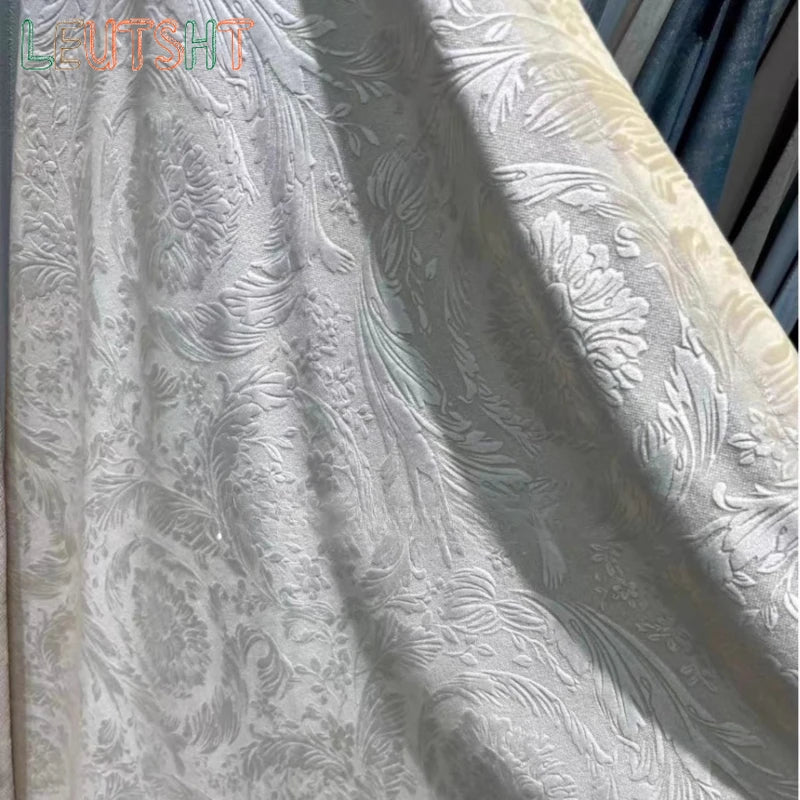 rideau velours gris clair motif floral classique pompons dorés fenêtre chambre salon