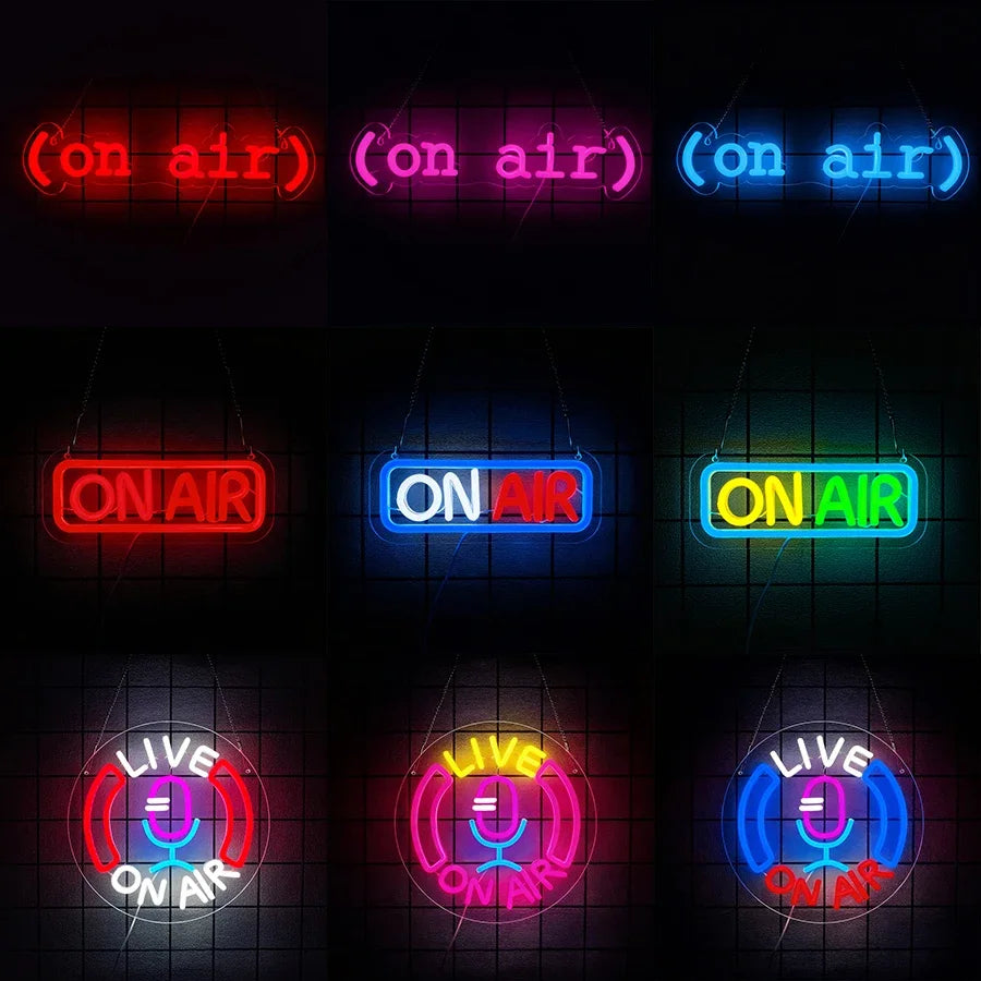 néons lumineux textes on air live microphones couleurs rouge bleu jaune violet moderne fixations