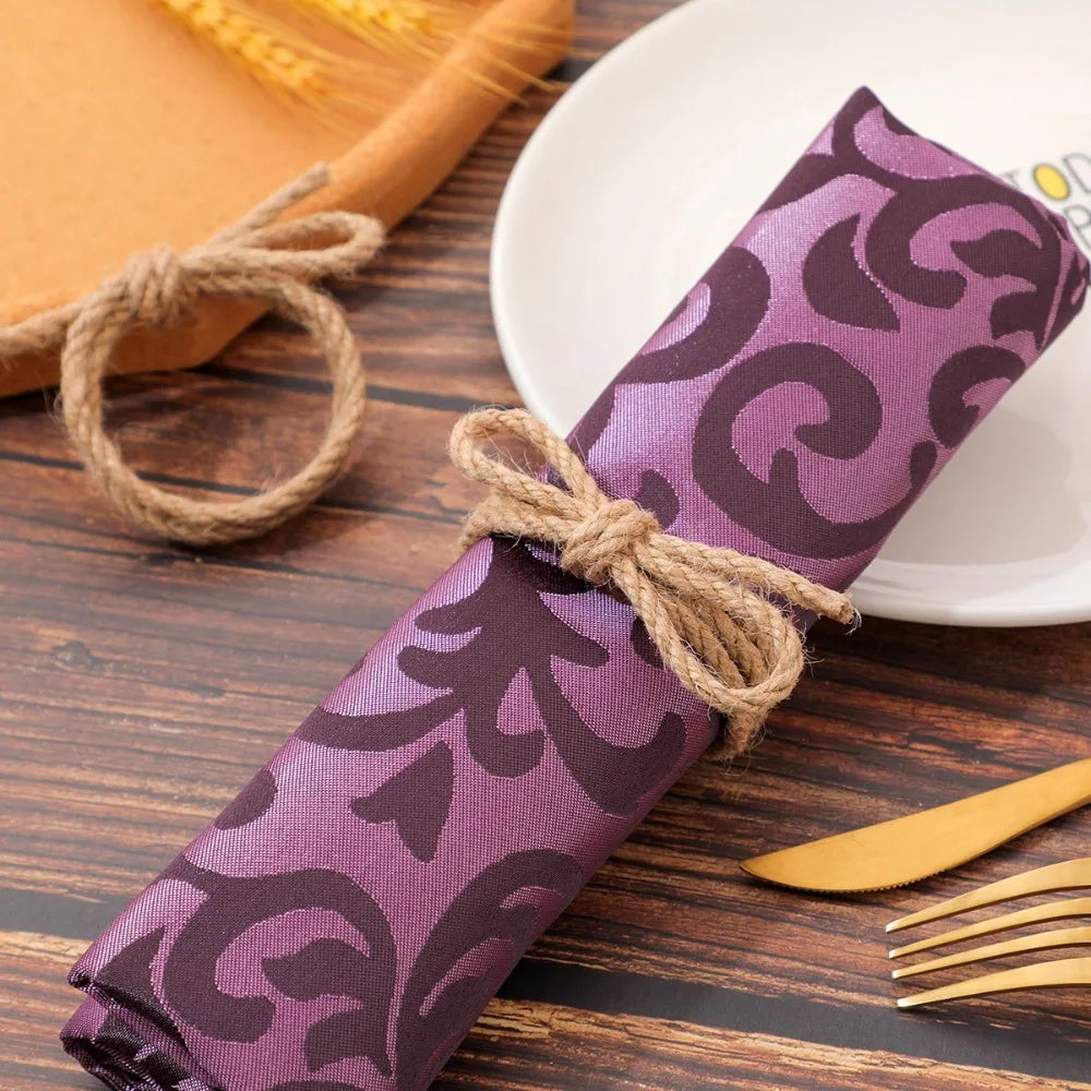 serviettes pliées anneau corde nouée motif floral violet blanc bleu marine classique rustique réutilisable