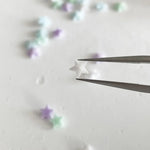 décoration étoiles brillantes résine acrylique mix violet vert bleu blanc 50pcs 5*5mm kawaii