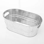 seau glaçons métal argenté rustique bouteilles cocktails verres parties piscine boissons fraîches