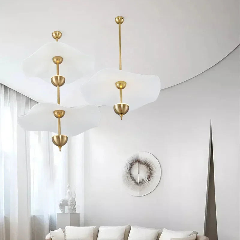 lampes suspendues modernes or blanc opalescent formes organiques sculpturales