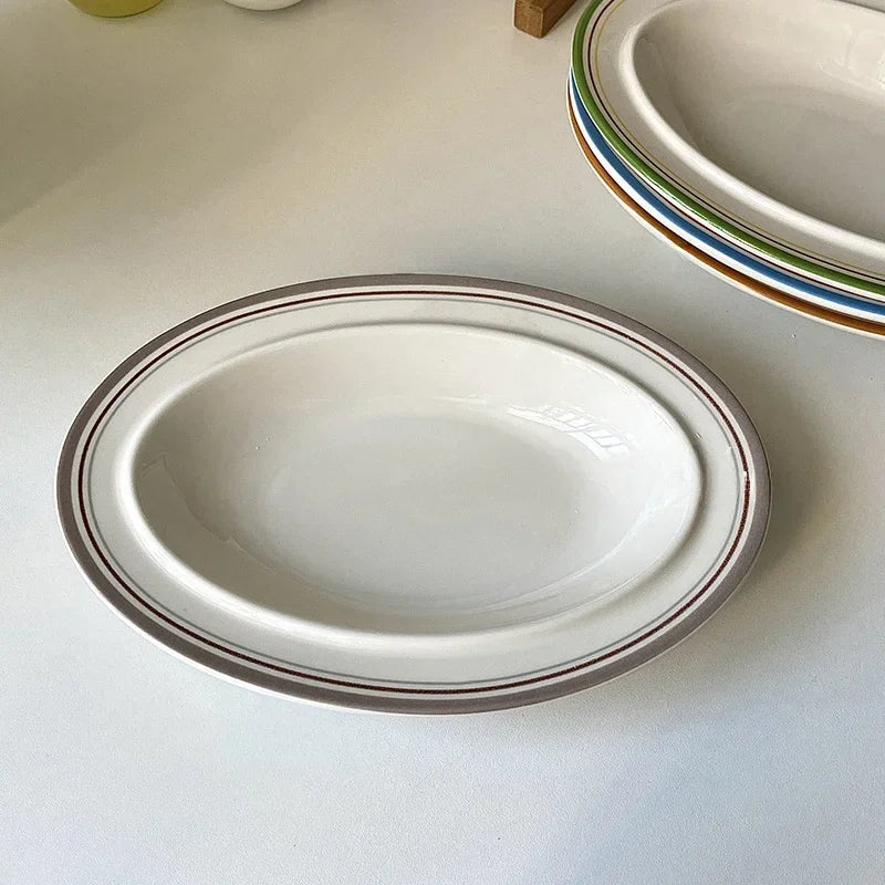 assiettes ovales rayées blanc bleu rouge vaisselle classique cuisine décoration table après midi thé