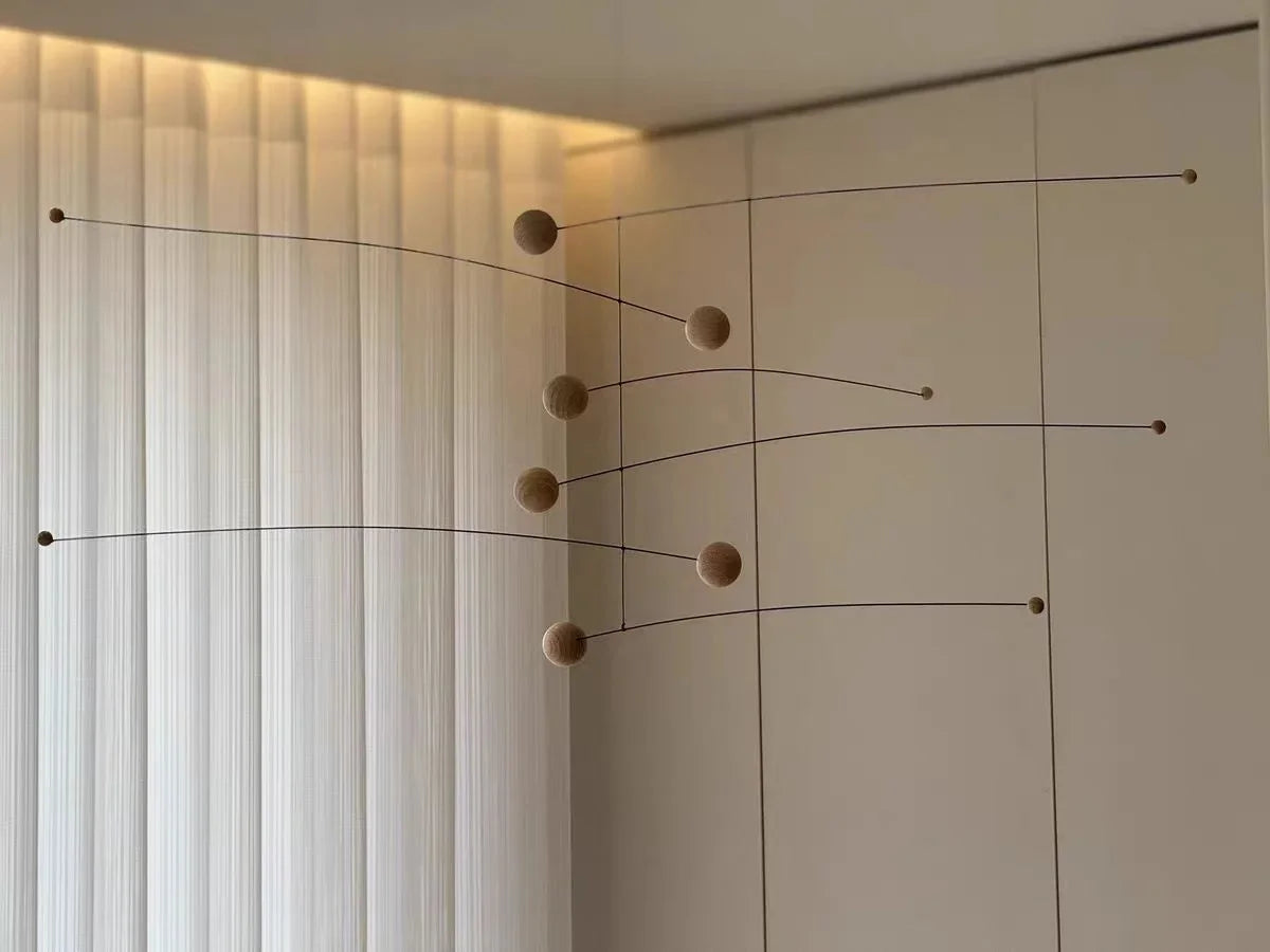 mobile décoratif moderne sphères bois cordons couleur beige rouge minimaliste chambre salon