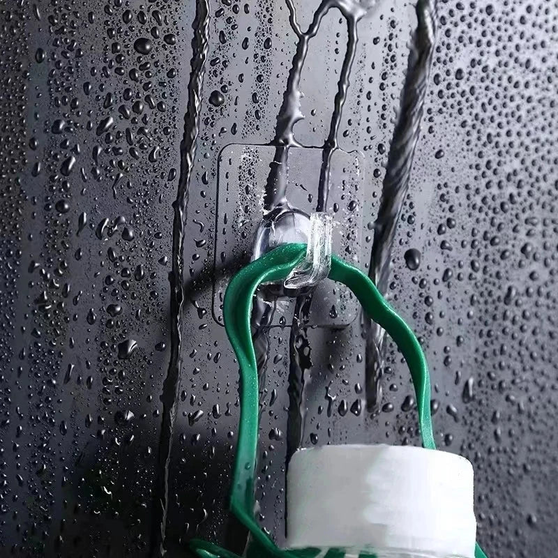 Détail du crochet adhésif transparent montrant son design minimaliste