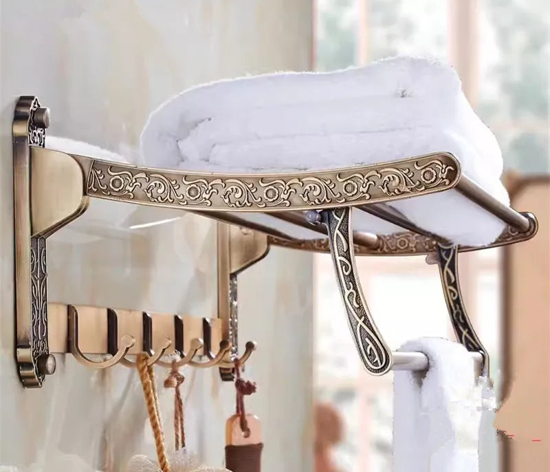 accessoires salle bain doré ornements sculptés finition brillante antique élégant porte serviettes savon toilette