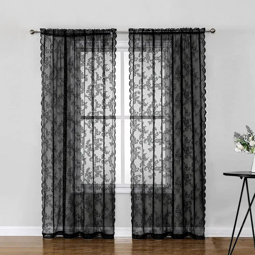 Rideau transparent noir en dentelle florale sur une fenêtre