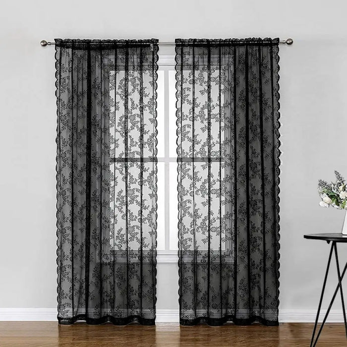 Rideau transparent noir en dentelle florale sur une fenêtre