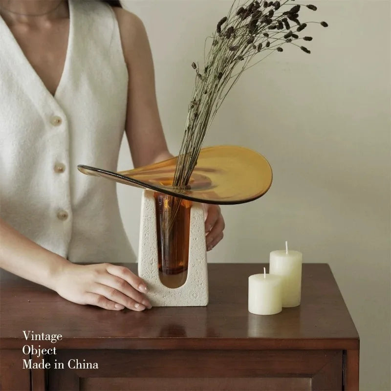 vase moderne verre marron clair simple geometrie decoration florale minimaliste