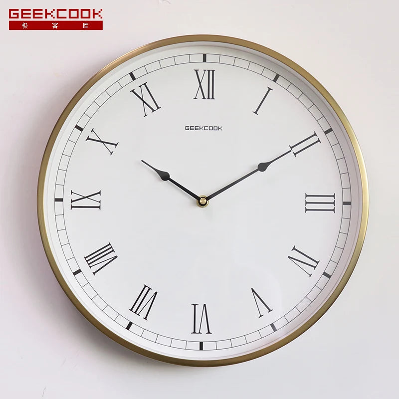 horloge murale dorée aiguilles romains noirs fond blanc moderne salon quartz