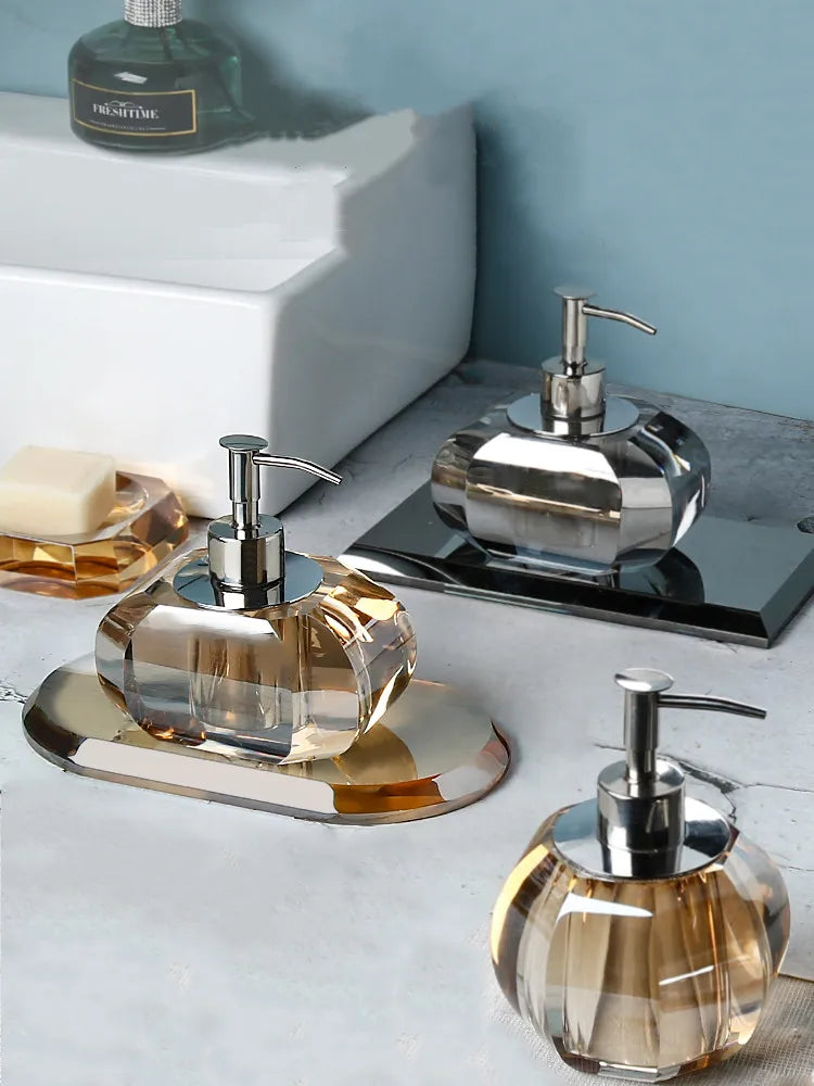 distributeur savon liquide bouteille lotion verre cristal transparent rayures horizontales moderne élégant respectueux environnement