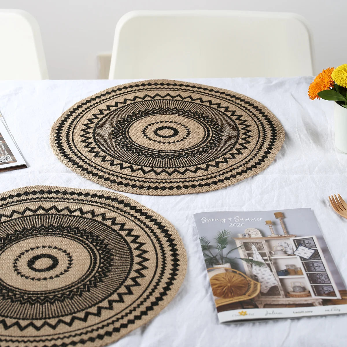 tapis boho chic ethnique tissé lin motifs géométriques beige noir blanc rond